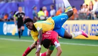 Teks Alt: Brasil vs Maroko Piala Dunia 2026: Vinícius Júnior berduel dengan Achraf Hakimi dalam laga sengit Grup C yang berakhir imbang 1-1 di New York New Jersey Stadium.