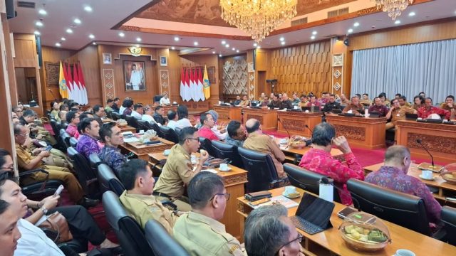 Rapat kordinasi percepatan pelaksanaan program strategis nasional di Bali dipimpin Gubernur Bali Wayan Koster, di Kerta Sabha, Rumah Jabatan Gubernur Bali, Senin(6/7/26). Foto: tim/dok