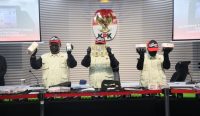 Komisi Pemberantasan Korupsi (KPK) menampilkan sejumlah barang bukti yang berhasil saat Operasi Tangkap Tangan (OTT) terhadap Bupati Sukoharjo, Etik Suryani (ES) dan pihak lainnya