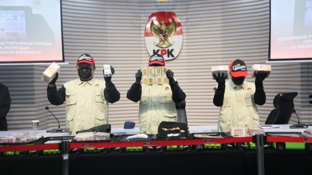 Komisi Pemberantasan Korupsi (KPK) menampilkan sejumlah barang bukti yang berhasil saat Operasi Tangkap Tangan (OTT) terhadap Bupati Sukoharjo, Etik Suryani (ES) dan pihak lainnya
