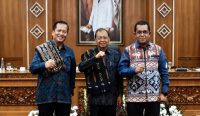Pertrmuan Gubernur Bali, Wayan Koster (tengah) bersama dengan Gubernur NTB, Lalu Muhamad Iqbal (kanan) dan Gubernur NTT Emanuel Melkiades Laka Lena (kiri) membahas kerja sama regional Bali, NTB dan NTT di Kerta Sabha, Denpasar, Bali, Senin 3 November 2025.