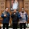 Pertrmuan Gubernur Bali, Wayan Koster (tengah) bersama dengan Gubernur NTB, Lalu Muhamad Iqbal (kanan) dan Gubernur NTT Emanuel Melkiades Laka Lena (kiri) membahas kerja sama regional Bali, NTB dan NTT di Kerta Sabha, Denpasar, Bali, Senin 3 November 2025.