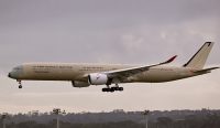 Pesawat Qantas Airbus A350-1000ULR bersiap mendarat setelah menyelesaikan uji coba penerbangan ultra jarak jauh dari Prancis menuju Melbourne, Australia.