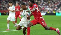 Johan Manzambi membawa bola sebelum memberi assist kepada Breel Embolo dalam kemenangan Swiss vs Aljazair 2-0 di Piala Dunia 2026.