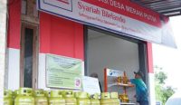 Kebijakan Top Down KDMP menjadi sorotan di tengah aktivitas anggota Koperasi Desa Merah Putih (KDMP) Syariah Bilelando, Praya Timur, Lombok Tengah, Nusa Tenggara Barat (NTB).