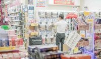 Seorang pelanggan berbelanja di toko Jepang setelah pemerintah menaikkan upah minimum Jepang menjadi rata-rata 1.176 yen atau sekitar Rp129.877 per jam pada tahun fiskal 2026.