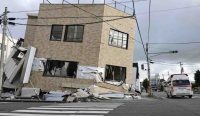Korban tewas gempa Kumamoto bertambah, ambulans melintas di depan bangunan runtuh di Yatsushiro