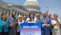 Mahkamah Agung AS menjadi sorotan setelah anggota Kongres AS Grace Meng (tengah) dan Adriano Espaillat menghadiri agenda di Gedung Capitol, Washington DC, di tengah putusan bersejarah yang mempertahankan hak kewarganegaraan otomatis bagi bayi yang lahir di Amerika Serikat.