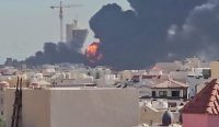 Iran Gempur Sekutu AS - Asap tebal dan kobaran api membubung di wilayah Mangaf, selatan Kota Kuwait, setelah serangan rudal Iran menghantam kawasan tersebut.
