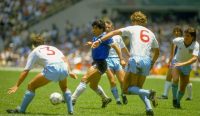 Inggris vs Argentina - Diego Maradona melewati kawalan Kenny Sansom dan Terry Butcher pada perempat final Piala Dunia 1986 di Meksiko.