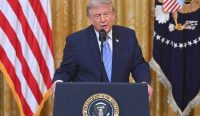 Trump Bongkar Dokumen Rahasia - Presiden Amerika Serikat Donald Trump menyampaikan pidato di East Room, Gedung Putih, terkait klaim adanya celah dalam sistem pemilu AS.
