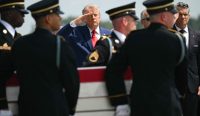 Donald Trump dan Pete Hegseth memberikan penghormatan di Dover di tengah klaim kesepakatan Gaza