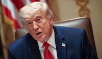 Donald Trump berbicara di Gedung Putih pada 27 Mei 2025. Presiden Amerika Serikat itu mencatat pendapatan lebih dari Rp17,8 triliun dari bisnis kripto sepanjang 2025.