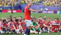 Erling Haaland bawa Norwegia ke perempat final Piala Dunia - Erling Haaland memimpin selebrasi tradisi mendayung ala Viking setelah Norwegia menyingkirkan Brasil dan lolos ke perempat final Piala Dunia 2026.