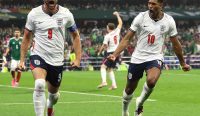 Inggris vs Meksiko: Harry Kane merayakan gol penalti bersama Jude Bellingham setelah membawa Inggris unggul 3-1 atas Meksiko pada babak 16 besar Piala Dunia 2026.