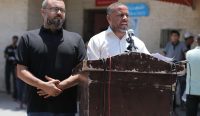 Hamas siap lepas kekuasaan di Gaza - Juru bicara Hamas Hazem Qassem (kiri) bersama Direktur Kantor Media Pemerintah Gaza Ismail al-Thawabta memberikan pernyataan kepada media di luar Rumah Sakit Al-Aqsa Martyrs, Gaza.