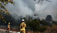 Kebakaran Hutan Eropa terlihat dari udara saat sebuah helikopter menjatuhkan air untuk memadamkan kobaran api yang kembali membesar di kawasan Pontevès, Prancis tenggara.