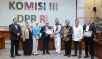 Anggota Komisi III DPR RI Hinca Pandjaitan menghadiri RDPU pembahasan RUU Perampasan Aset di DPR RI dan menyoroti putusan inkrah senilai Rp23 triliun yang belum dieksekusi.