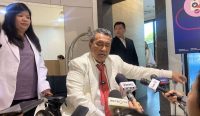 Hotman Paris Mundur dari Pengacara Febrie Adriansyah usai mengumumkan kondisi kesehatannya yang memburuk setelah operasi saraf kejepit di Singapura.