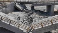 AS Gempur Iran - Sebuah jembatan rusak di dasar sungai setelah serangan udara Amerika Serikat menghantam wilayah Iran.