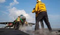 AS Serang Iran menggunakan jet tempur Angkatan Laut Amerika Serikat dalam operasi militer terbaru yang memicu ketegangan di Selat Hormuz.