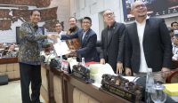Ketua Komisi XI DPR RI Mukhamad Misbakhun memimpin pembahasan RUU Pusat Finansial Internasional Indonesia (PFII) dalam rapat bersama pemerintah di Kompleks Parlemen, Senayan, Jakarta.