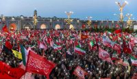 Ribuan warga menghadiri pemakaman Ayatollah Ali Khamenei di Mashhad saat konflik AS dan Iran kembali memanas.