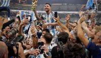 Inggris vs Argentina - Lionel Messi mengangkat trofi Piala Dunia setelah membawa Argentina menjadi juara dunia pada Piala Dunia Qatar 2022.