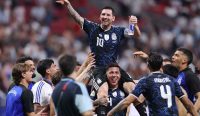 Lionel Messi rayakan kemenangan Argentina atas Inggris di semifinal Piala Dunia 2026 usai membawa Albiceleste comeback dan lolos ke final.