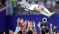 Lionel Messi diangkat rekan setim usai Argentina lolos ke perempat final Piala Dunia 2026 setelah comeback dramatis atas Mesir, memicu protes Hossam Hassan kepada FIFA.