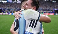 Lionel Messi menangis usai Argentina comeback kalahkan Mesir 3-2 di Piala Dunia 2026, dipeluk Lautaro Martínez setelah memastikan tiket ke perempat final.