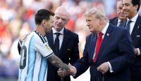 Trump Disorakin di Final Piala Dunia - Lionel Messi menerima medali runner-up dari Presiden Amerika Serikat Donald Trump usai final Piala Dunia 2026.