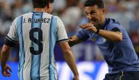 Inggris vs Argentina - Lionel Scaloni memberikan instruksi kepada Julián Álvarez saat Argentina menghadapi Swiss pada perempat final Piala Dunia 2026.