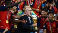 Lionel Scaloni - Pelatih Spanyol Luis de la Fuente mengangkat trofi Piala Dunia 2026 setelah mengalahkan Argentina di final.