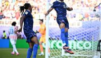 Kylian Mbappé mencetak gol penalti saat Prancis kalahkan Paraguay dan lolos ke 16 besar Piala Dunia 2026. Foto: Dylan Martinez/Reuters