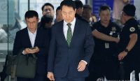 Wali Kota Seoul Didenda Oh Se-hoon berjalan usai menghadiri sidang di Pengadilan Distrik Pusat Seoul terkait kasus dana politik ilegal.