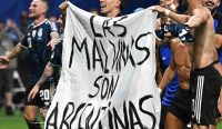Spanduk Malvinas dibentangkan para pemain Argentina usai mengalahkan Inggris pada semifinal Piala Dunia 2026 di Atlanta.
