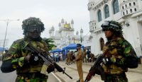 Pasukan keamanan berjaga di luar masjid di Colombo usai serangan Bom Paskah Sri Lanka 2019 yang menewaskan 279 orang
