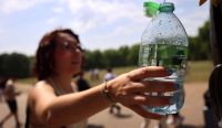 Gelombang panas Eropa: Seorang perempuan mengisi botol minum di air mancur saat status peringatan merah gelombang panas diberlakukan di London.