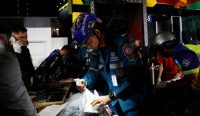 Kebakaran Bangkok memperlihatkan petugas penyelamat Thailand mengevakuasi barang-barang milik korban di lokasi pub yang terbakar di kawasan Chatuchak.