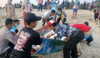 Mayat Diduga ABK Kapal dievakuasi petugas kepolisian bersama warga setelah ditemukan mengapung di Pantai Keramat, Desa Suak, Kecamatan Sidomulyo, Lampung Selatan.