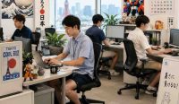 Celana Pendek di Kantor Jepang menjadi bagian dari ilustrasi pekerja pria yang tetap produktif menggunakan laptop dan komputer dalam program Tokyo Cool Biz saat musim panas.