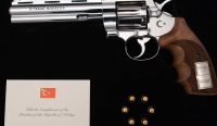 Erdoğan hadiah revolver kepada pemimpin NATO, terlihat revolver berukir nama Presiden Lithuania Gitanas Nausėda lengkap dengan enam butir peluru tajam.