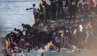 Migran menyeberang dari Maroko menuju Ceuta dalam krisis migrasi terbesar yang melanda Spanyol
