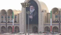 Ali Khamenei: Ribuan warga Iran memanjatkan doa pada hari kedua prosesi pemakaman di Grand Mosalla, Teheran, di tengah seruan balas dendam atas kematian pemimpin tertinggi Iran.