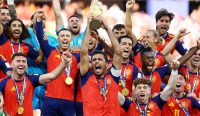 Lionel Scaloni - Kapten Spanyol Rodri mengangkat trofi Piala Dunia 2026 bersama rekan setim usai mengalahkan Argentina di final.