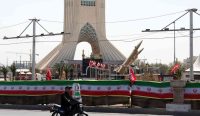 Rudal Iran dipamerkan di Lapangan Azadi, Teheran, di tengah meningkatnya ketegangan setelah AS kembali melancarkan serangan udara ke Iran.