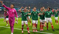 Meksiko vs Ekuador: Para pemain Timnas Meksiko merayakan keberhasilan lolos ke babak 16 besar Piala Dunia 2026 usai mengalahkan Ekuador 2-0 di Estadio Azteca.