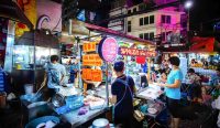 Aplikasi Kuliner Kaki Lima Thailand membantu wisatawan menemukan pedagang makanan jalanan bersertifikat di Bangkok melalui platform digital yang mengutamakan kebersihan, kualitas, dan pelayanan.