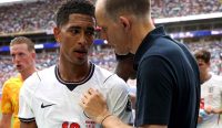 Bellingham berdiskusi dengan Thomas Tuchel saat jeda minum dalam laga Inggris melawan Norwegia di Piala Dunia 2026.